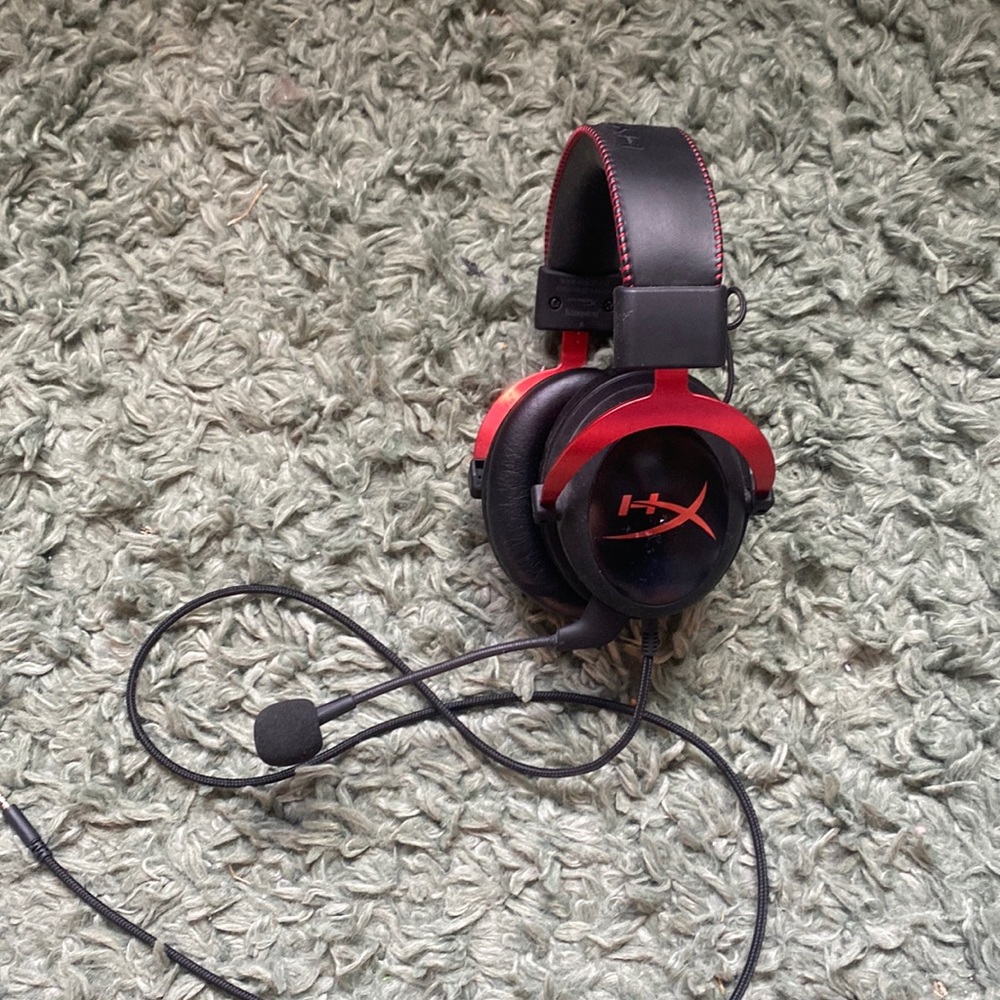 Hyper x Cloud ll Headset Good Quality You can hear everything clearly no buzz